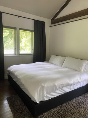 3 bedrooms, free WiFi, bed sheets - Escape to Your Mountain Sanctuary—Where Adventure Meets Serenity! 🌲✨ (Maple Ridge)