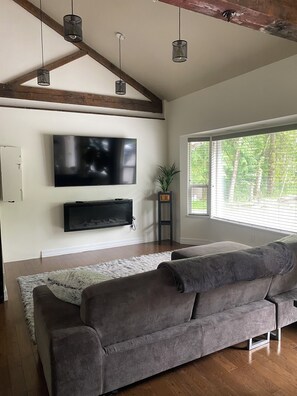 Smart TV, chimenea, videojuegos