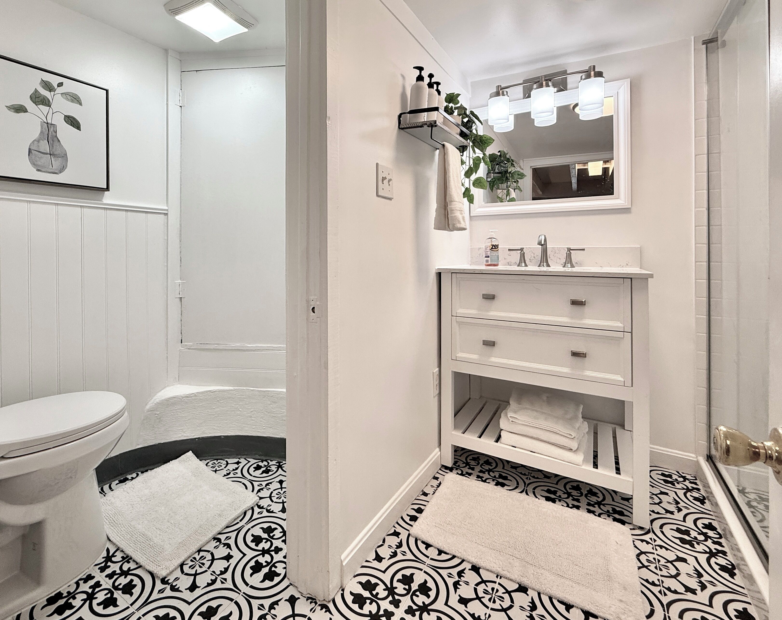 Combined shower/bathtub, hair dryer, towels