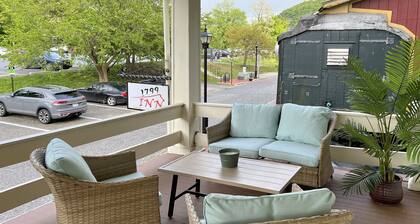 Best location! The Pullman Apt @ historic 1799 Inn