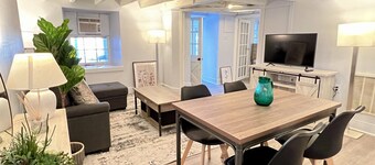 Best location! The Pullman Apt @ historic 1799 Inn
