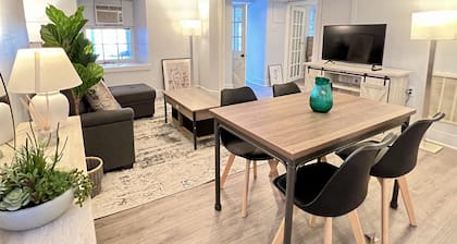 Best location! The Pullman Apt @ historic 1799 Inn