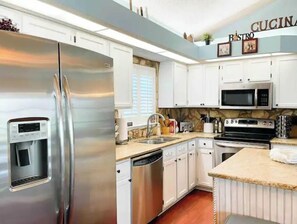 Fridge, microwave, oven, stovetop - Lux Italian house close to the beach  (Jacksonville)