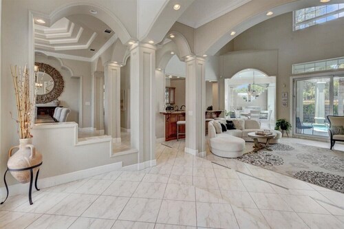 Private heated pool, Luxury Mediterranean Mansion sleeps 16