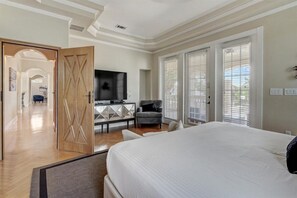 5 bedrooms, free WiFi, bed sheets