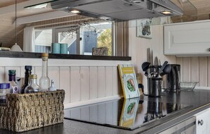 ثلاجة، موقد طهي مسطح، غسالة أطباق، ماكينة لصنع القهوة/الشاي