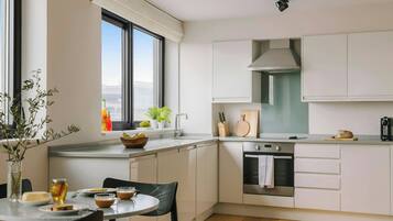 Full-size fridge, oven, stovetop, dishwasher