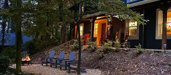 Half Mile Walk to Downtown Clayton. Wi-Fi, Fire Pit, Hot Tub, Free Parking.