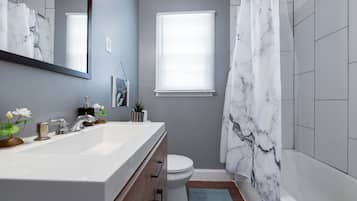 Comfort Apartment | Bilik Mandi | Gabungan pancuran/tab mandi, pengering rambut, tuala disediakan, sabun