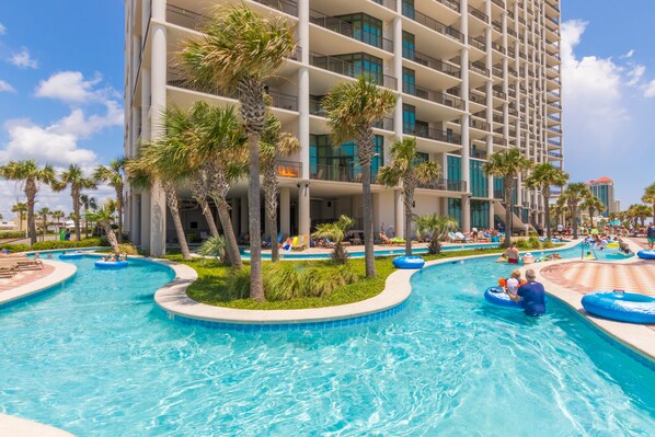 Alberca al aire libre y alberca climatizada