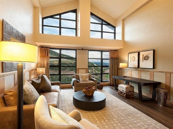 Téléviseur, foyer, lecteur de DVD, bureau