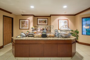 Dining - 2-Queen 1BR Suite near Sports Dist + Hot Breakfast (Glendale)