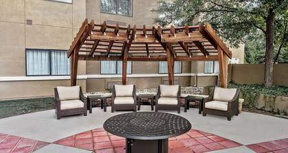 1 Bedroom | Shared Pool & Hot Tub. Free Breakfast