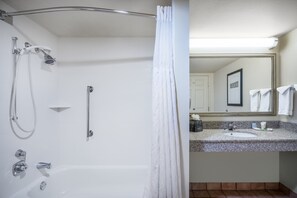 Séchoir à cheveux, serviettes fournies, savon, shampooing