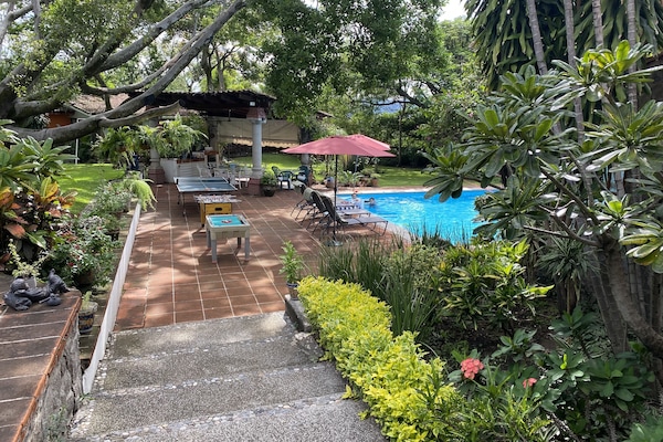 Utomhuspool och uppvärmd pool