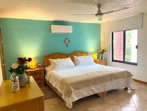 8 chambres, bureau, fer et planche à repasser, lit parapluie