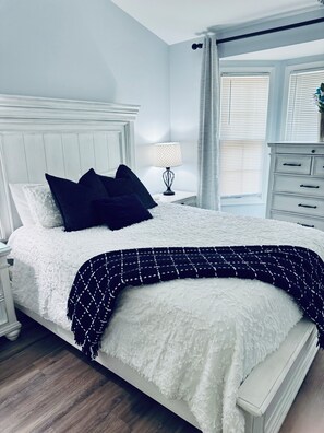 2 habitaciones, escritorio y tabla de planchar con plancha 