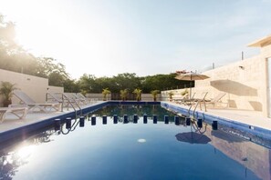 Outdoor pool - Isla Bonita Hotel (Zihuatanejo)