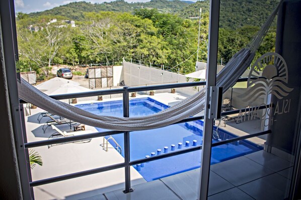 50-英寸纯平电视 （配备有线频道）、电视