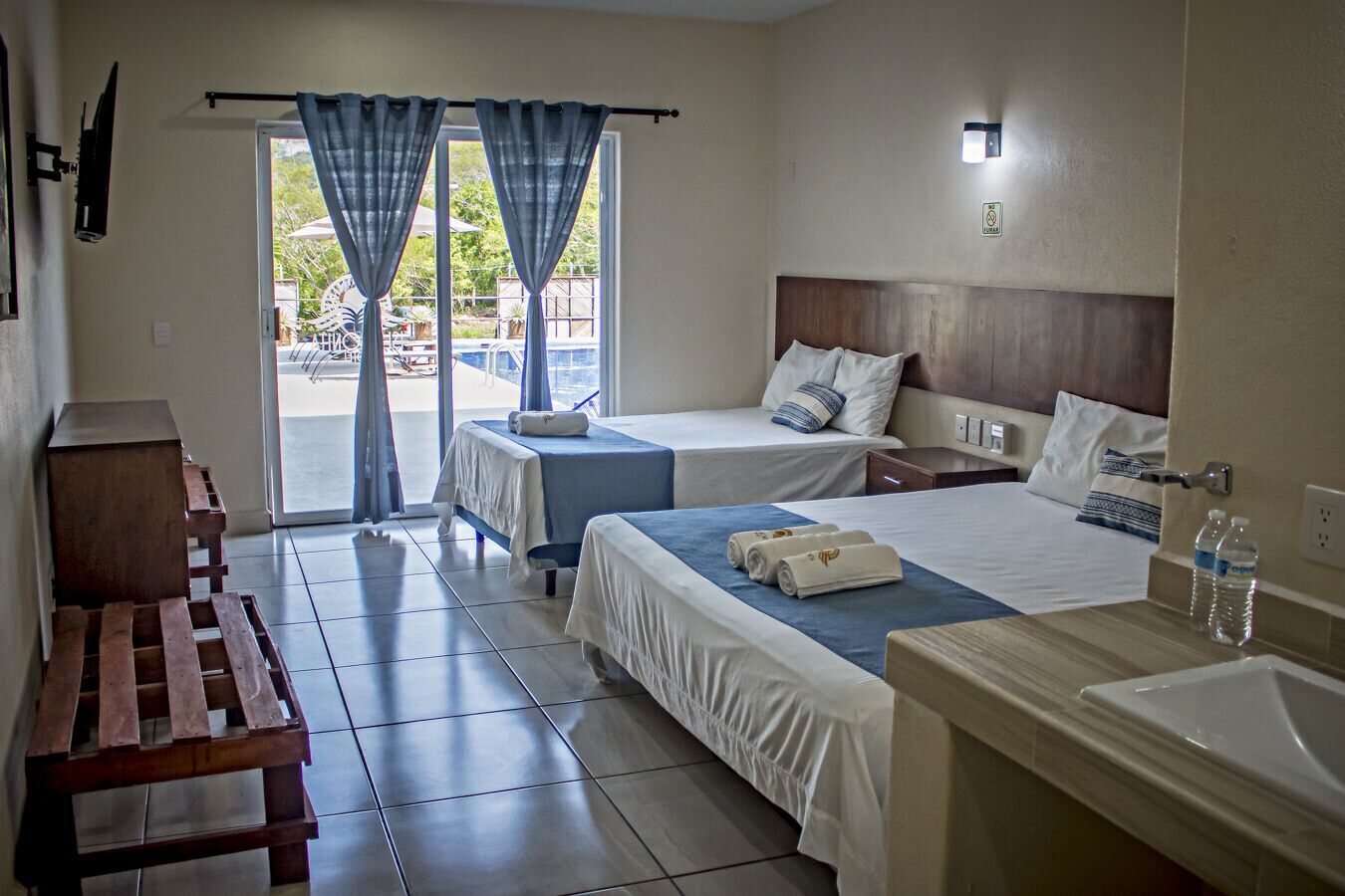 Habitación triple clásica | Cortinas blackout, tabla de planchar con plancha y wifi gratis 