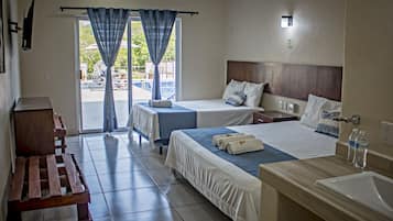 Habitación triple clásica | Cortinas opacas, tabla de planchar con plancha, wifi gratis