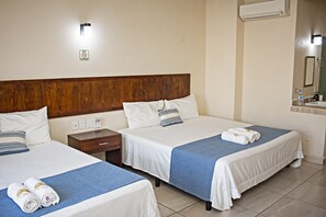 Classic Triple Room | Blackout drapes, iron/ironing board, free WiFi - Isla Bonita Hotel (Zihuatanejo)