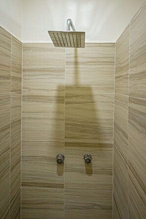 淋浴设施、毛巾、肥皂、洗发水