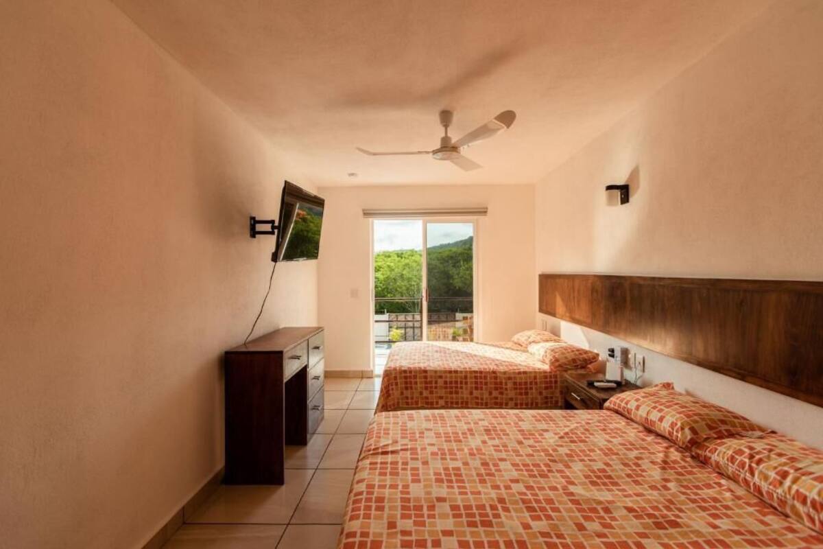 Classic Triple Room | Langsir/tirai gelap terus, seterika/papan seterika, Wi-fi percuma 