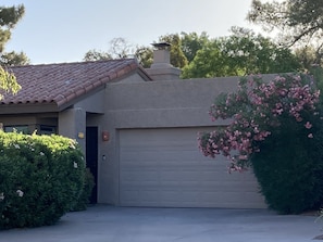 Exterior - Modern Scottsdale Patio Home in Quiet Neighborhood (Scottsdale)