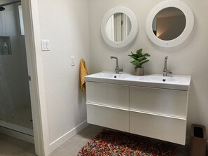 Dusche, Haartrockner, Handtücher, Seife