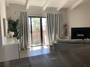 Smart TV, fireplace, DVD player, books - Modern Scottsdale Patio Home in Quiet Neighborhood (Scottsdale)