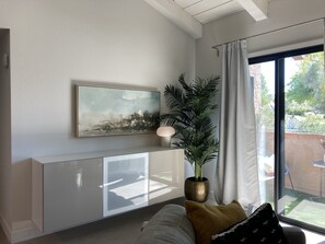 Téléviseur connecté, foyer, lecteur de DVD, livres