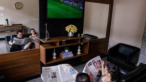 A living room with a television, a coffee table, and a sofa. - Hotel Albinos (Itaperuna)