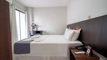 Quarto standard, 1 cama de casal | Frigobar, escrivaninha, espaço de trabalho para notebook, roupa de cama