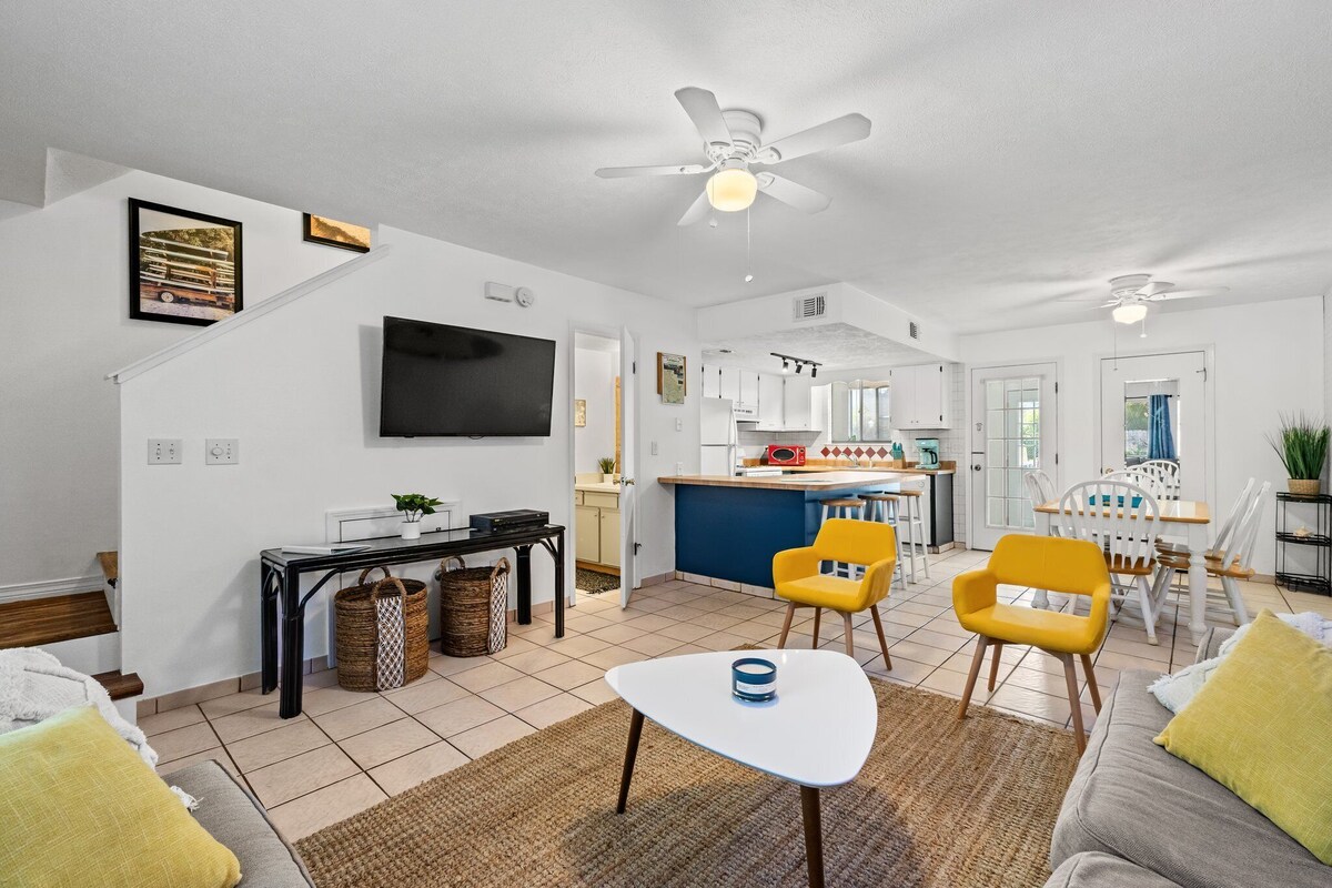 Surf Shack Getaway🏄‍♂️ 11 Pools, Short walk to the beach, Sleeps 8!