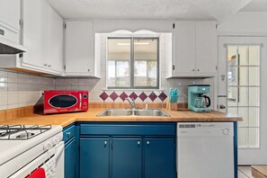 Kühlschrank, Mikrowelle, Herdplatte, Geschirrspüler