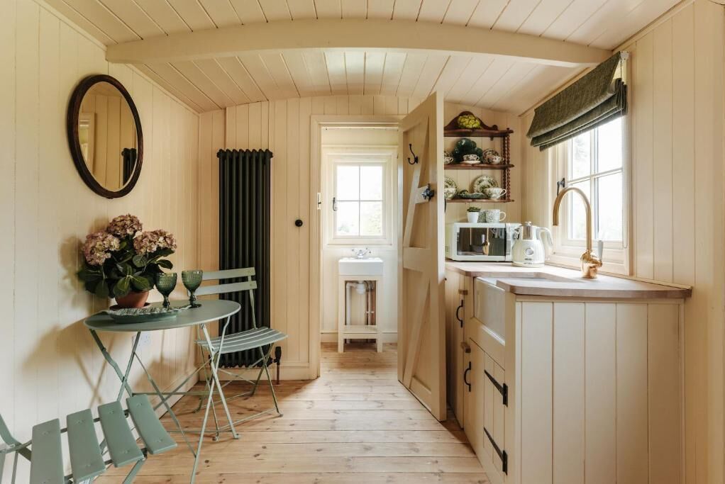 Kühlschrank, Mikrowelle, Wasserkocher, Kochgeschirr/Geschirr/Besteck