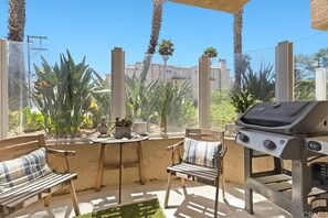 Outdoor dining - Beachfront 2BR Townhome on PCH - sea view, gated parking, pool, spa, & wifi (Huntington Beach)