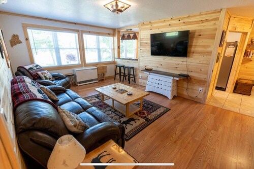 3 bedroom Lakeside Home Embden Pond