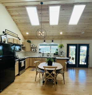 雪櫃、微波爐、焗爐、爐具