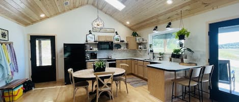 Refrigerador, microondas, horno, placa de cocina