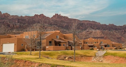 Red Rock Views! I Pet-Friendly I Pool & Hot Tub I Trailer Parking