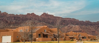 Red Rock Views! I Pet-Friendly I Pool & Hot Tub I Trailer Parking