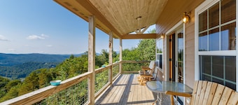 Three-Level Cabin with Mountain Views
