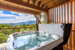 Outdoor spa tub - Gorgeous Home in Premier Community (Banner Elk)