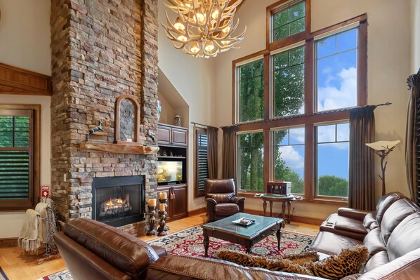 TV, fireplace, DVD player - Gorgeous Home in Premier Community (Banner Elk)