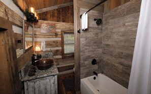 Combined shower/bathtub, towels - Soak up the View and Play! - Barnwood Ridge (Gatlinburg)