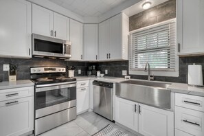 Køleskab, mikrobølgeovn, ovn, kogeplade