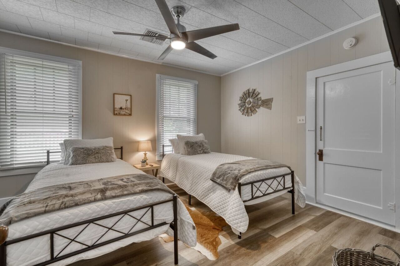 2 makuuhuonetta, työpöytä, silitysrauta/-lauta, vauvan matkasänky