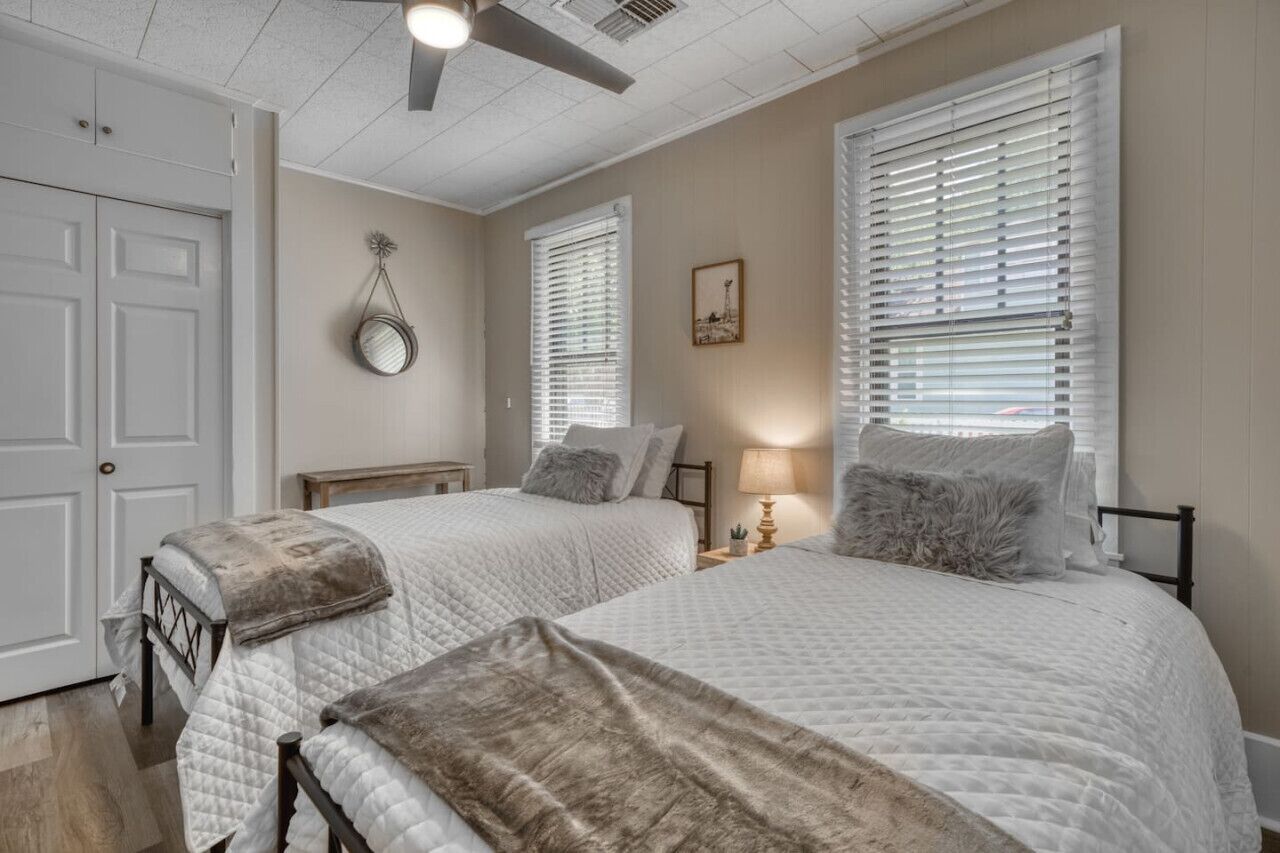 2 sovrum, skrivbord, strykjärn/strykbräda och resesäng